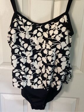 Black and cream/like color Floral swimsuit